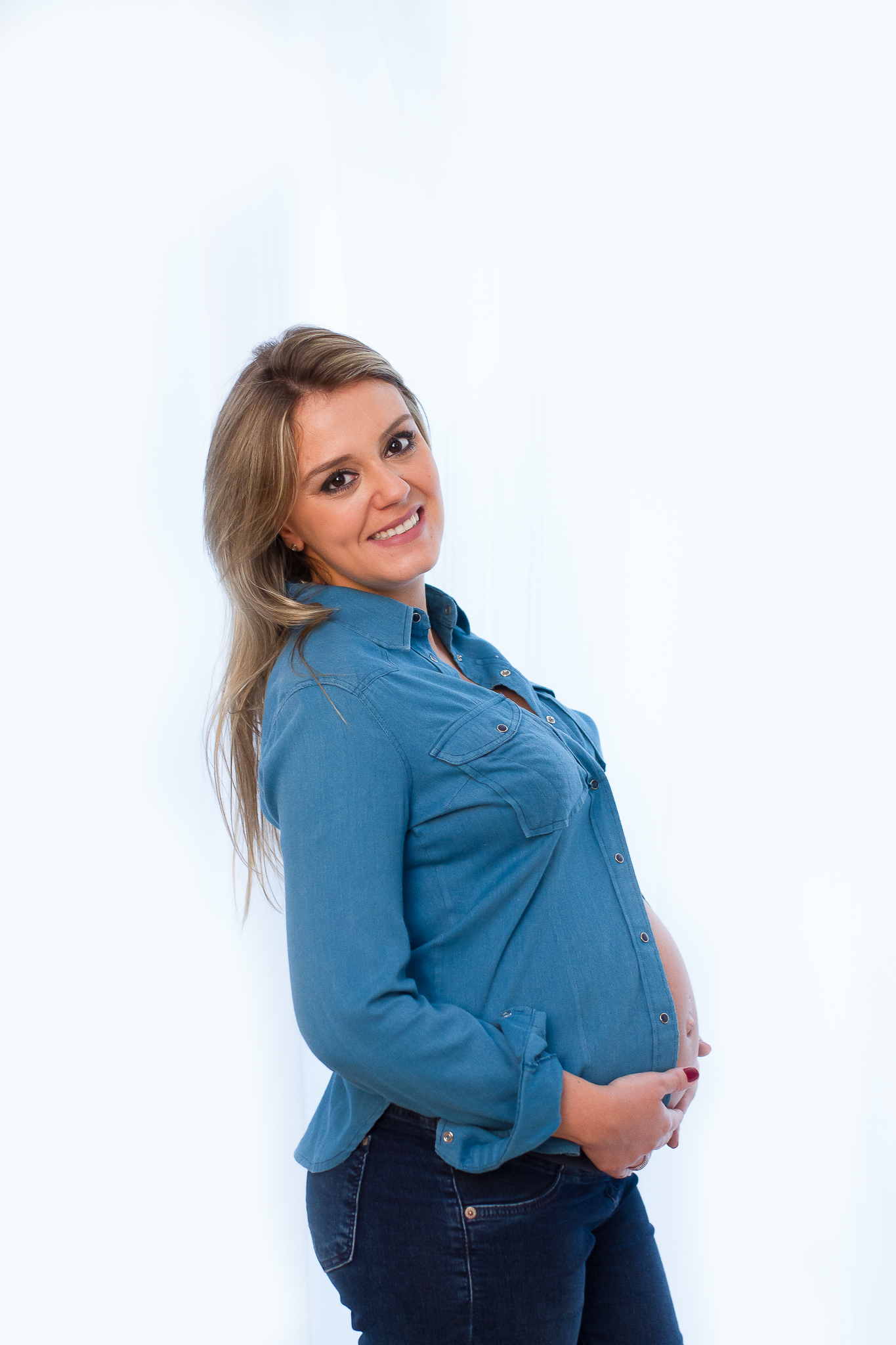 NEsta foto, a Dani está de lado e sorri para frente