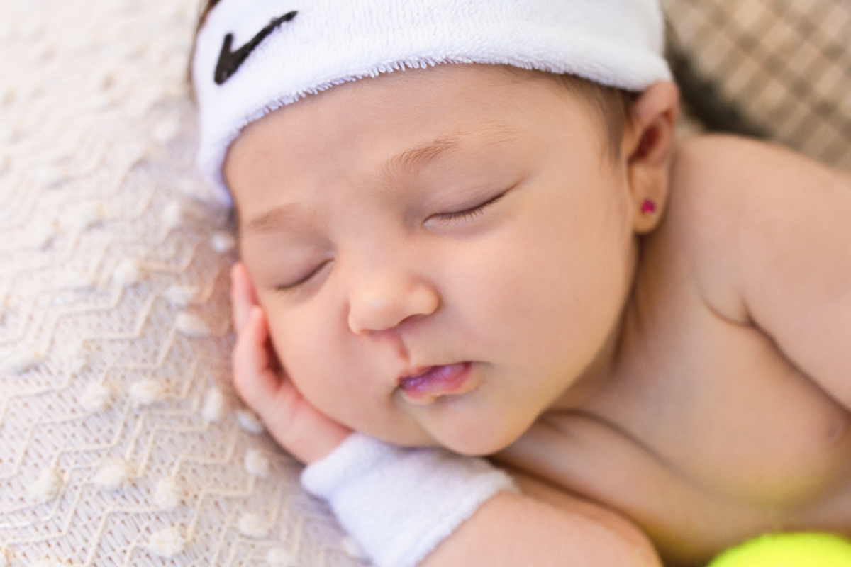 Detalhe do rostinho da Gabriela, vestida de tenista