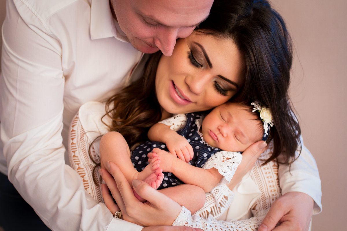 Foto com a mamãe e o papai, registada pela fotógrafa de newborn, Mônica Rivaroli