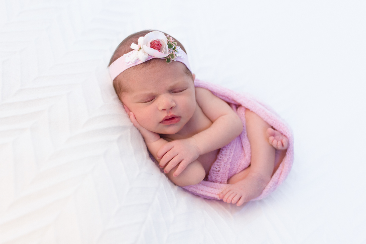 A Maria Flor enroladinha como se estivesse na barriga da mamãe