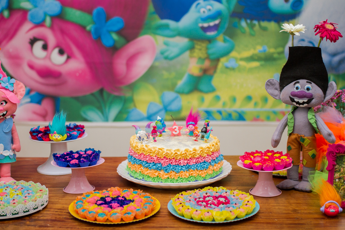 Um close na foto com o bolo todo colorido