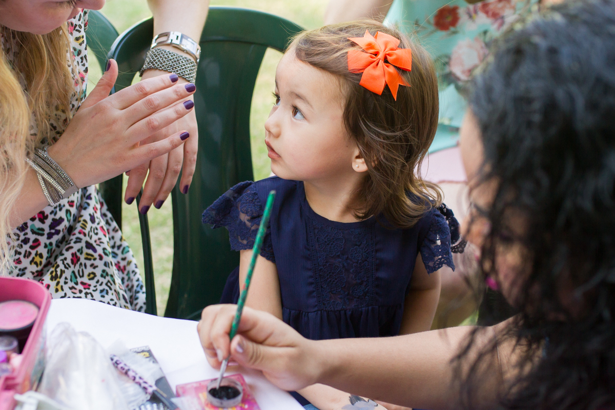 A Rafa conversando com a Tia Marcia enquanto espera para fazer pintura nas mãos
