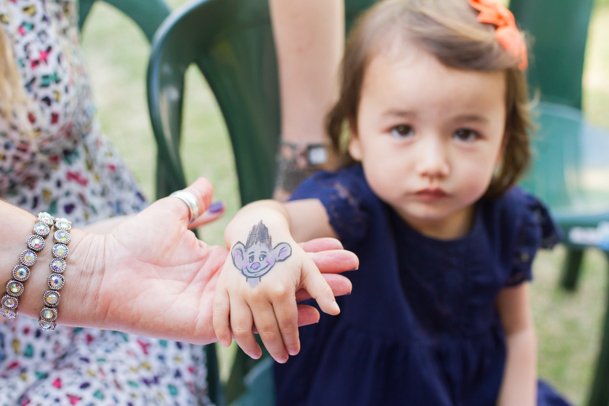 A Rafa mostrando o personagem do filme Trolls que ela escolheu para pintar