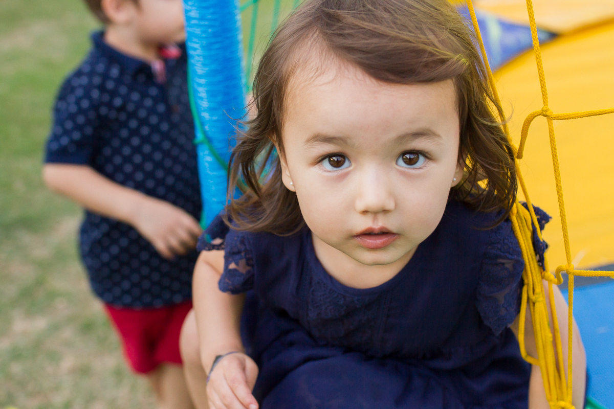 Rafa está brincando na cama elástica