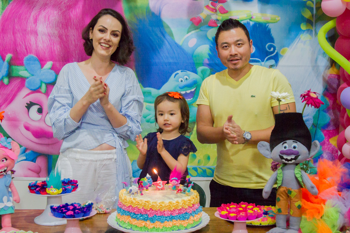 Rafa, o papai e a mamãe cantando parabéns