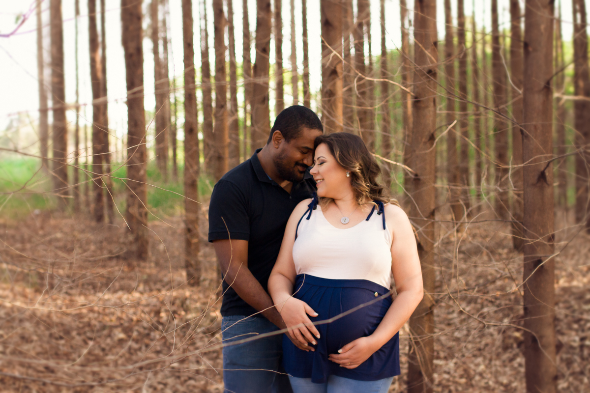Com a mão na barriga, o Hugo e a Monica encostam a testa um no outro