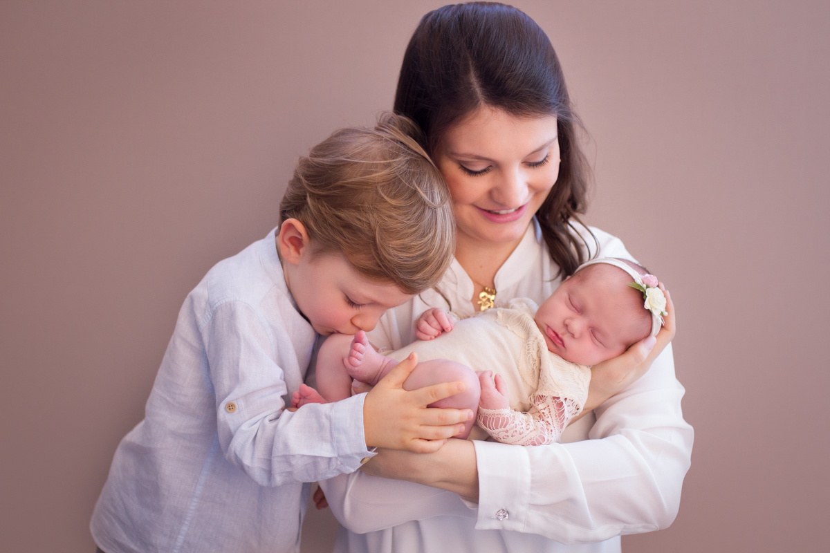 Foto com a mamãe e o irmão mais velho, ganhou até um beijinho