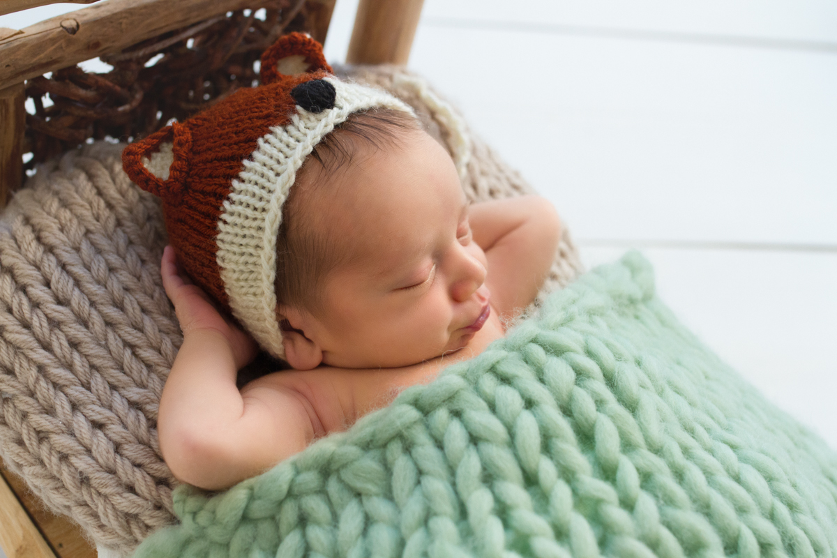 A fotógrafa Mônica Rivaroli faz um close do bebê fazendo um biquinho para as fotos durante seu ensaio de recém nascido em maringá paraná