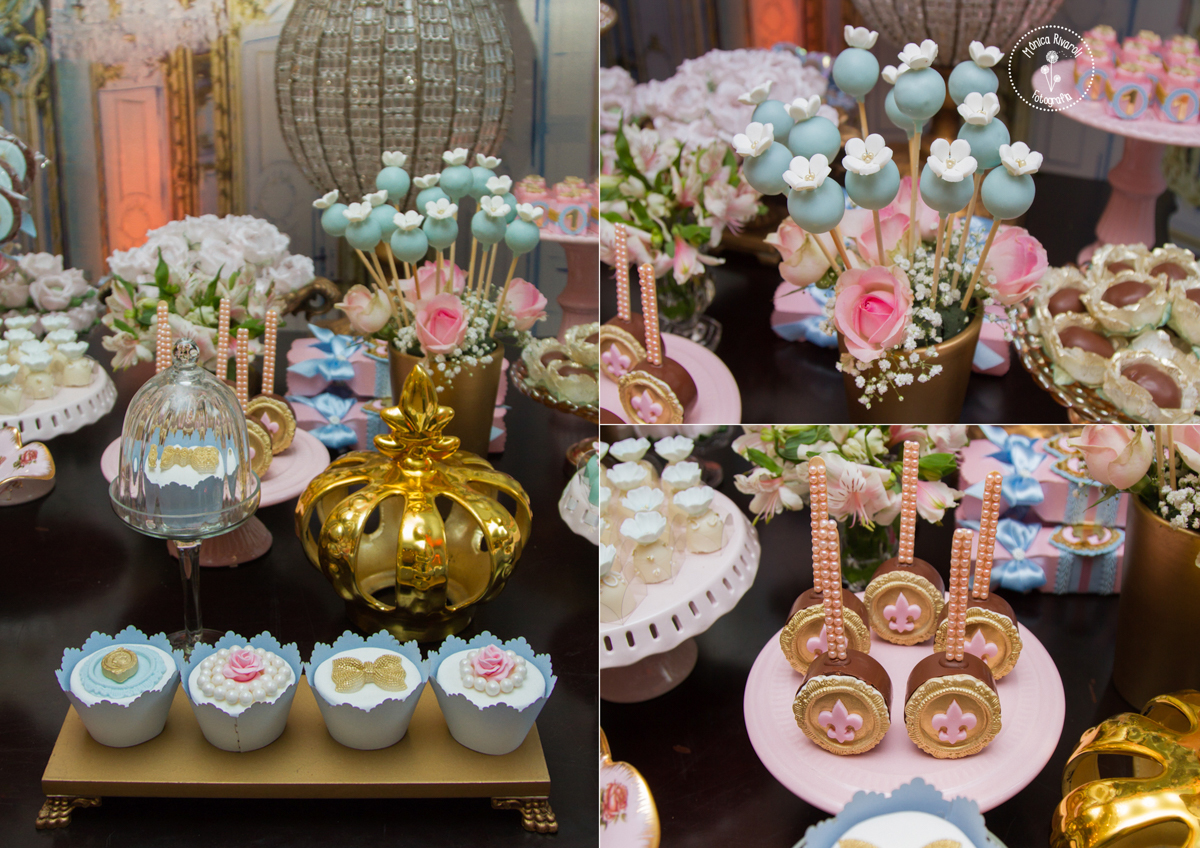Aqui estão três tipos de doces da festa, cupcake com decoração de laços e rosas, cakepop de flor e pão de mel decorado com dourado e uma flor de liz