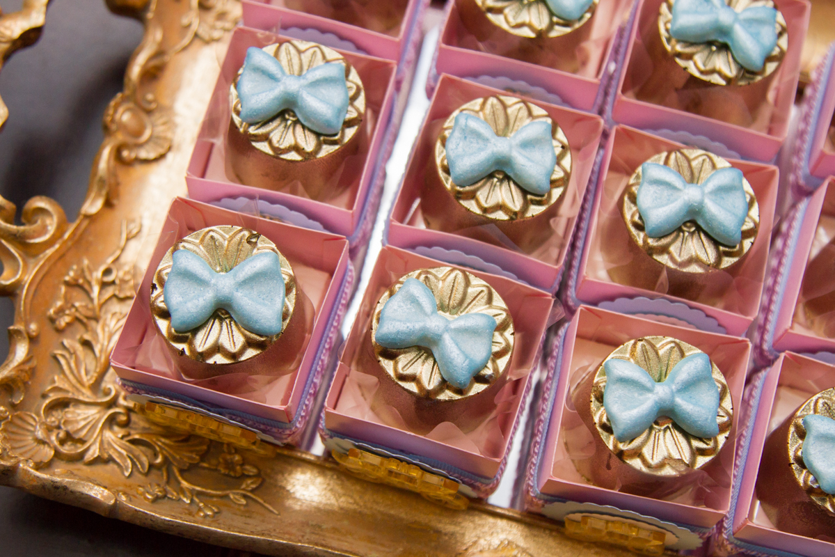 Close nos detalhes de docinhos com decoração de laço