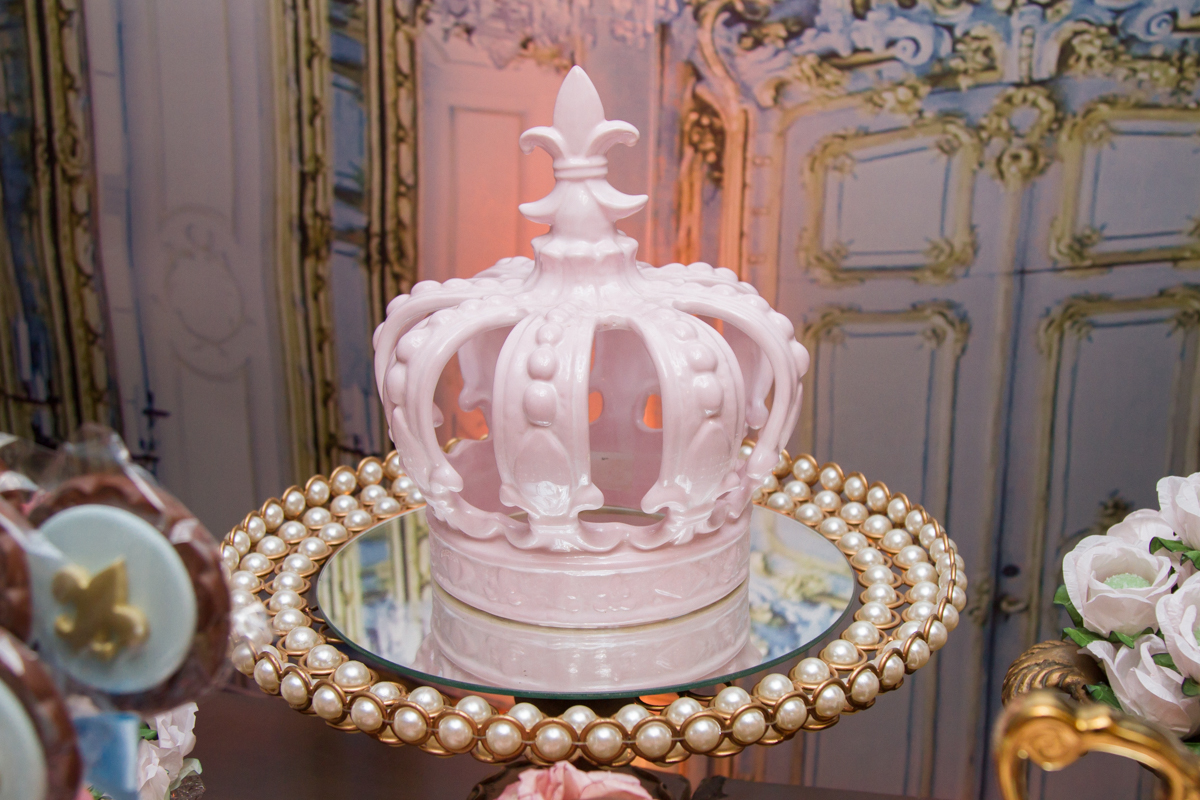 Detalhe de enfeite de coroa na mesa