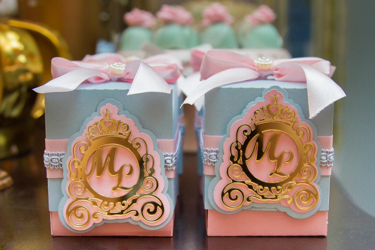 Embalagem linda com as iniciais do nome da aniversariante em uma carruagem