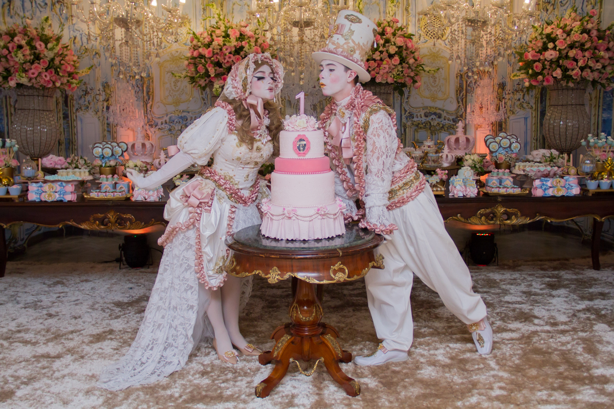 Mais uma foto dos animadores assoprando a velinha