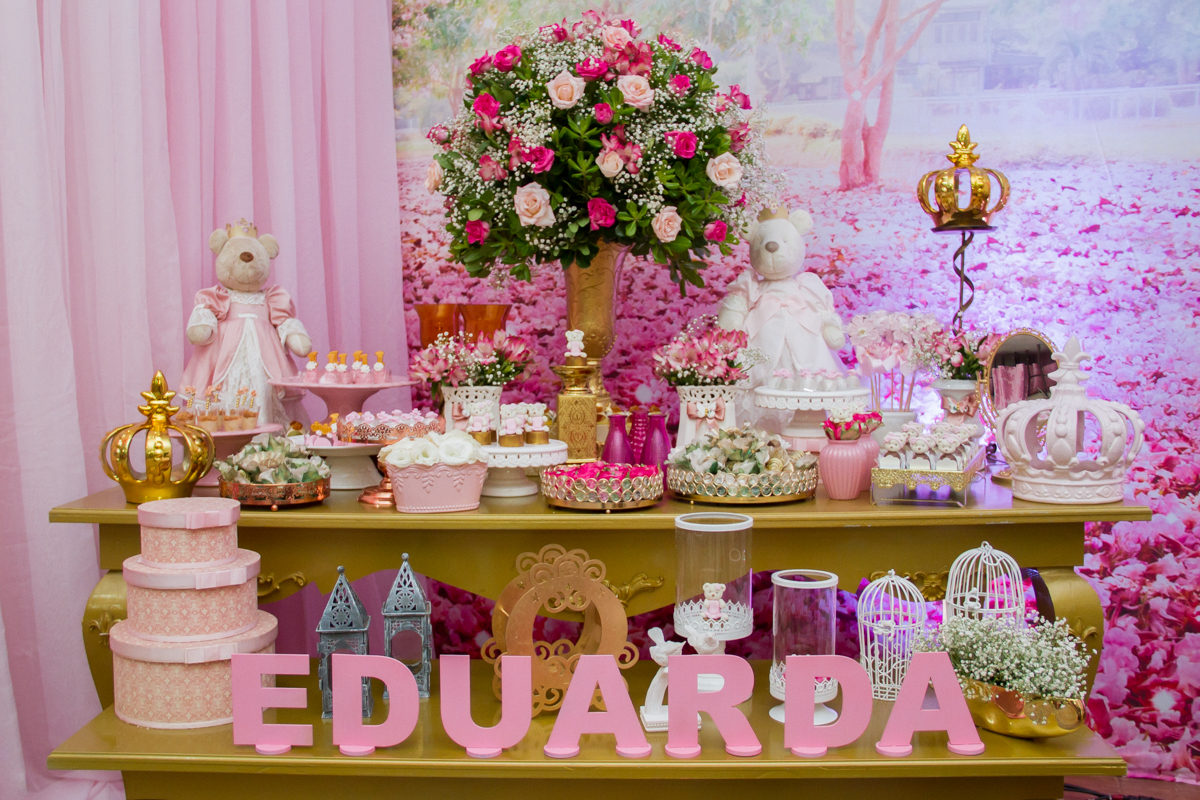 Um close na parte da mesa onde está escrito o nome 'EDUARDA'