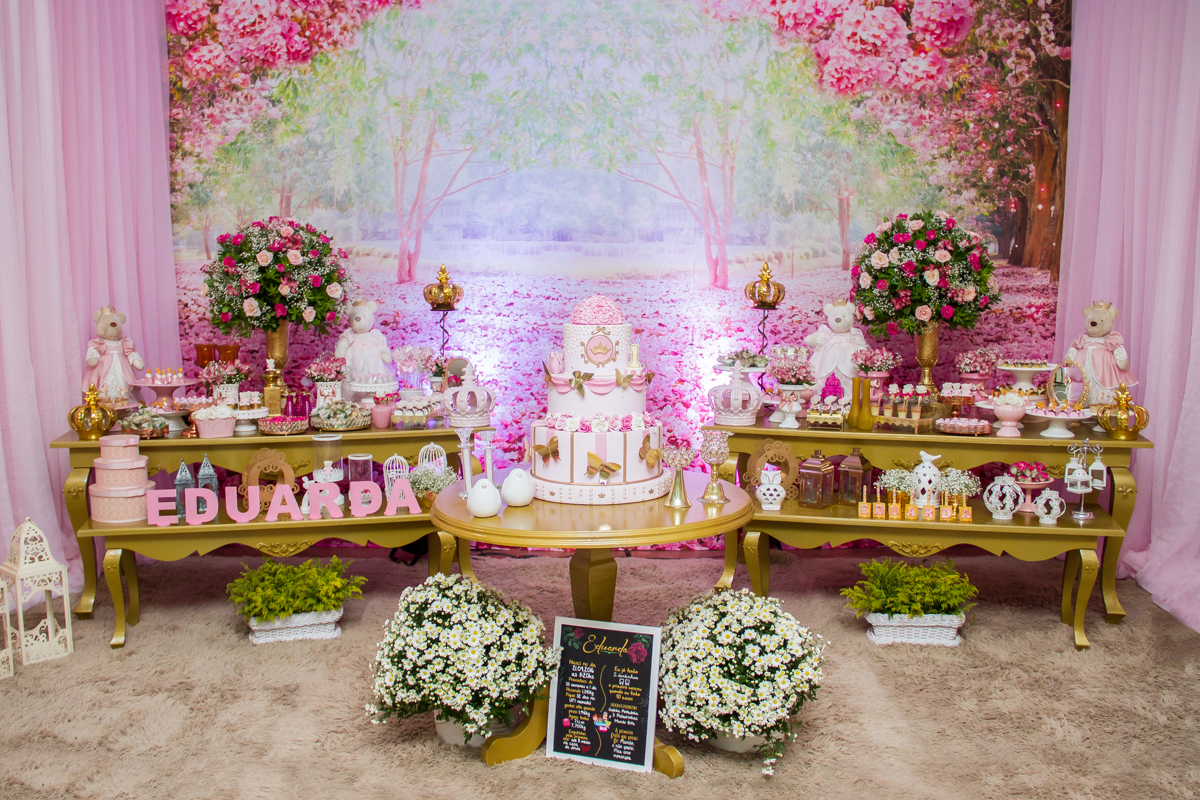 Foto mais próxima da decoração e mesa de doces