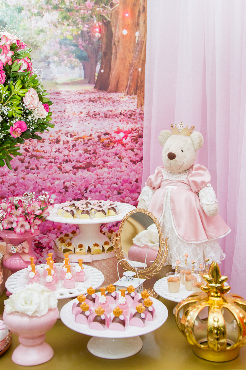 Uma foto da mesa de doces da princesa ursinha
