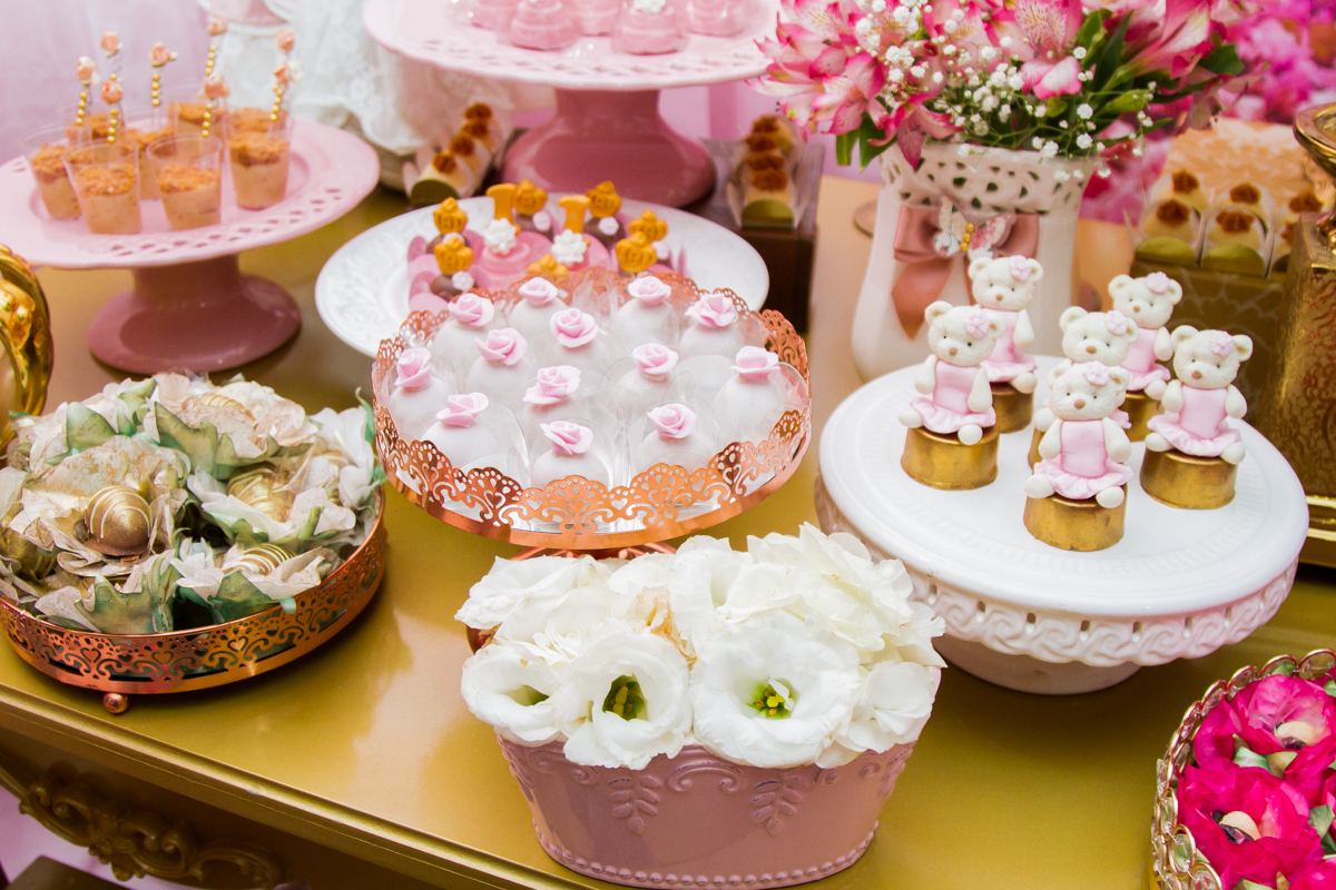 Uma foto aberta de alguns docinhos da festa