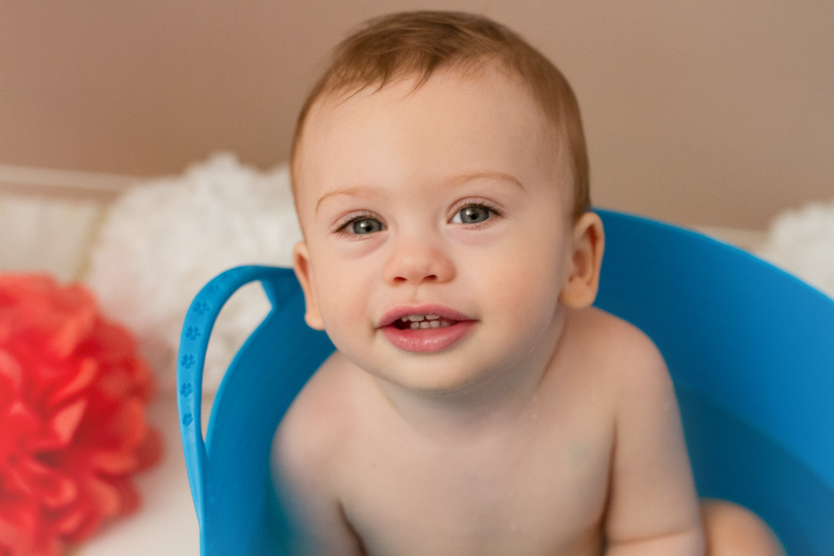 O caio todo relaxado no seu banhozinho de bacia