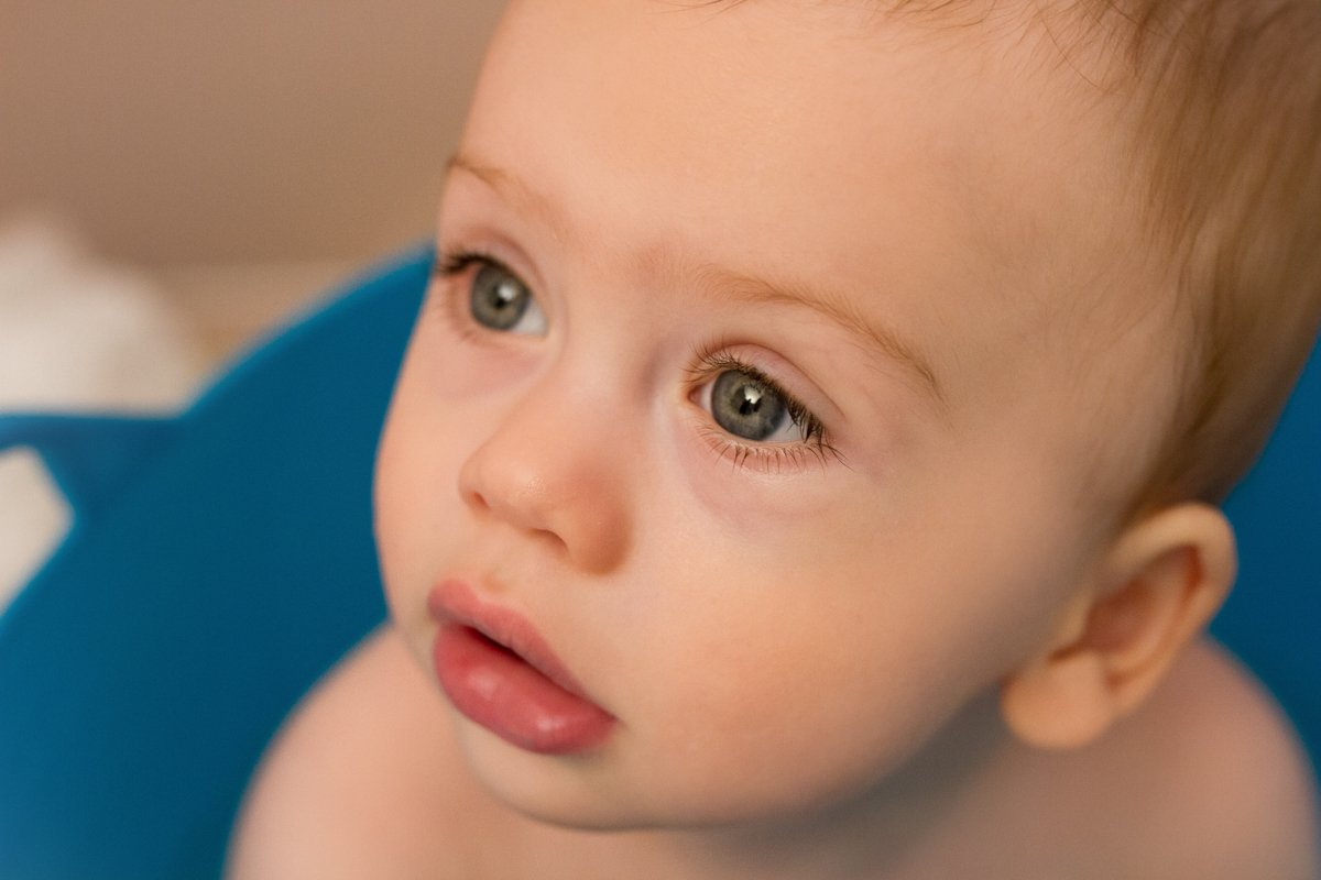 Um detalhe dos cílios e dos olhos azuis do Caio