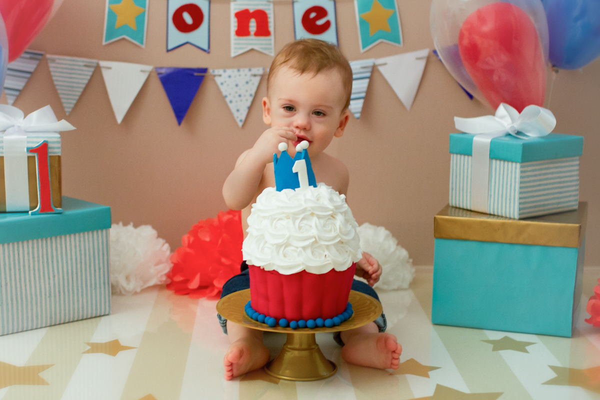 Nesta fotografia, o Caio começa a mexer no bolo