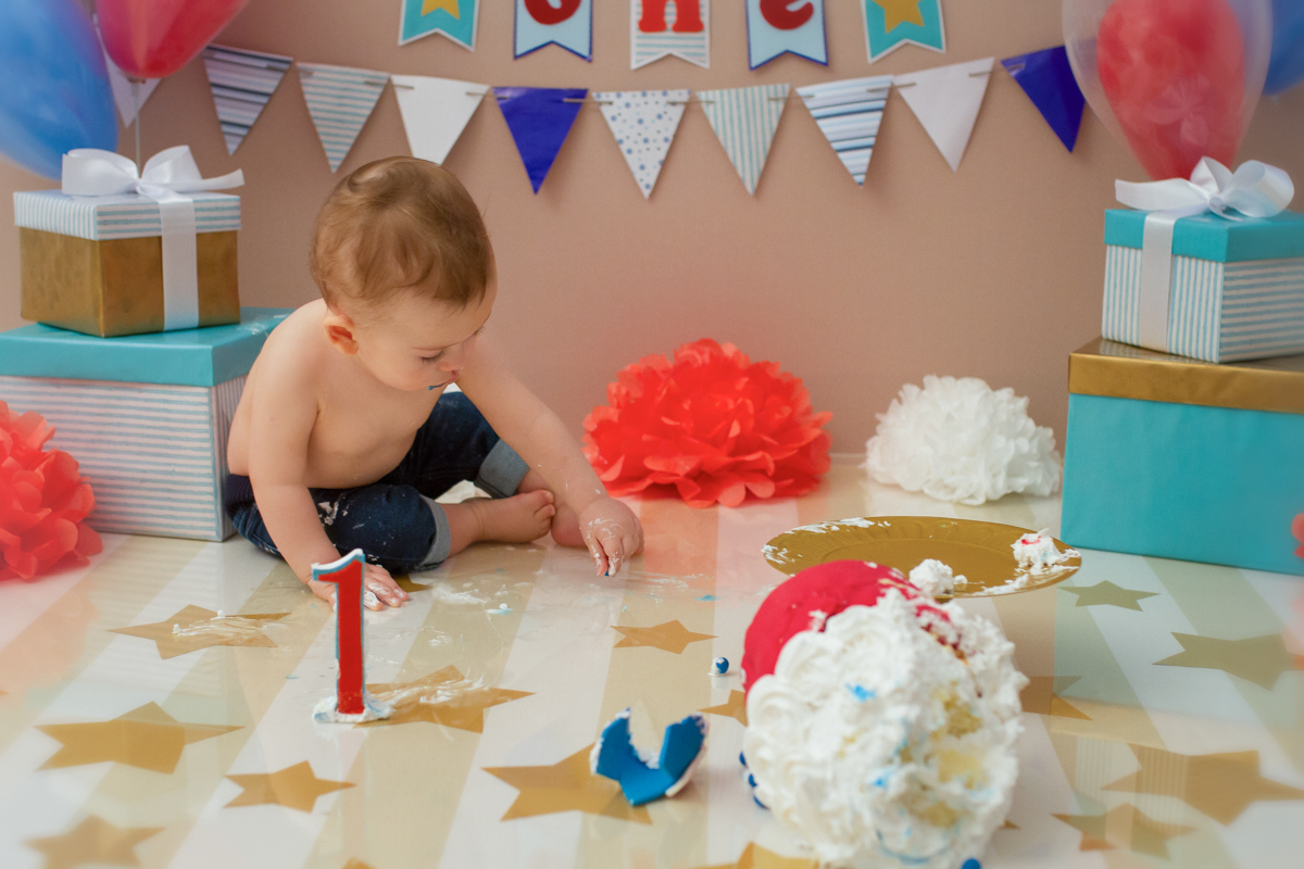 O Caio adora uma bagunça, nesta fotografia, ele derrubou o bolo do aparador