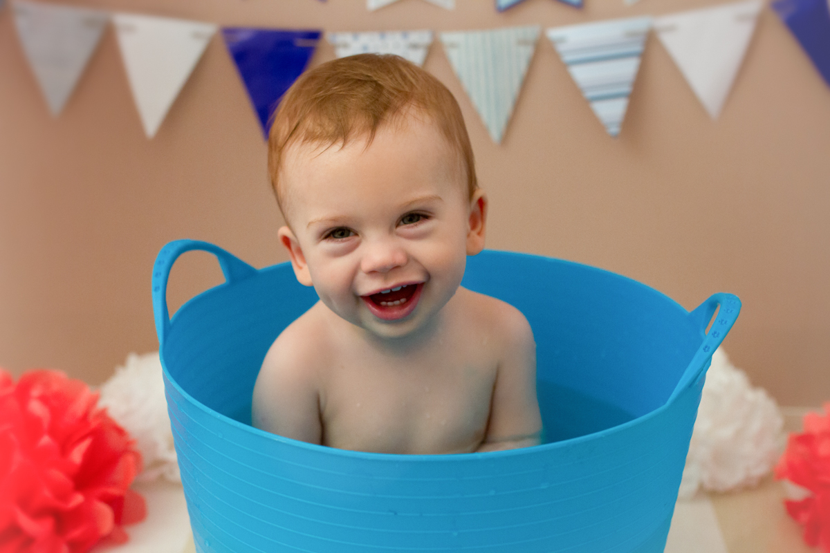 Ele não gostou muito da bagunça na Sessão Smash the Cake, então, a fotógrafa Mônica RIvaroli preparou um banho de bacia