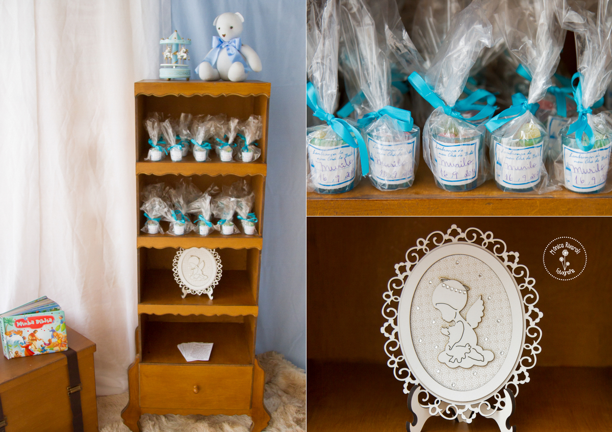 Alguns detalhes da decoração do armário de madeira: ursinho, as lembrancinhas e o porta retrato de anjinho