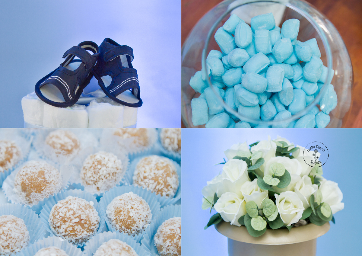 Detalhes da decoração com as sandálias azuis do Murilo, docinhos e um arranjo bem lindo de flores brancas