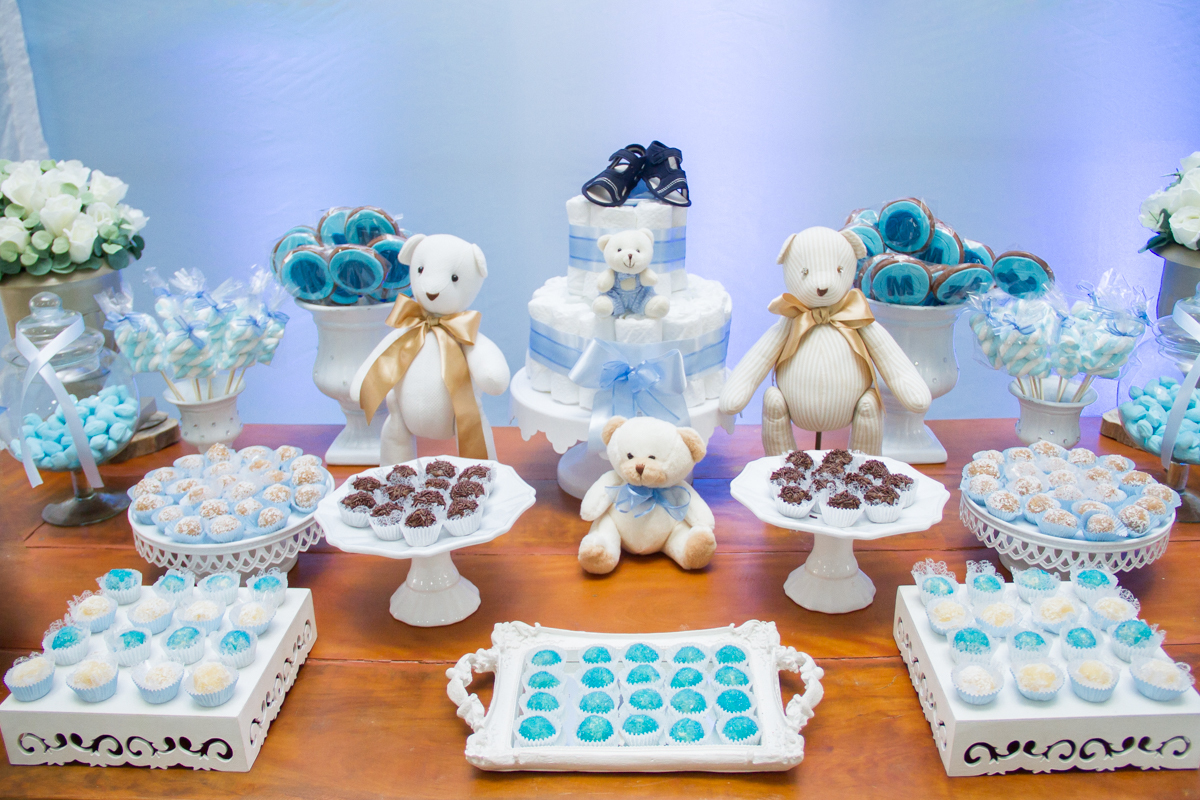 Uma foto focando na mesa de doces, estava tudo bem lindo, e azul