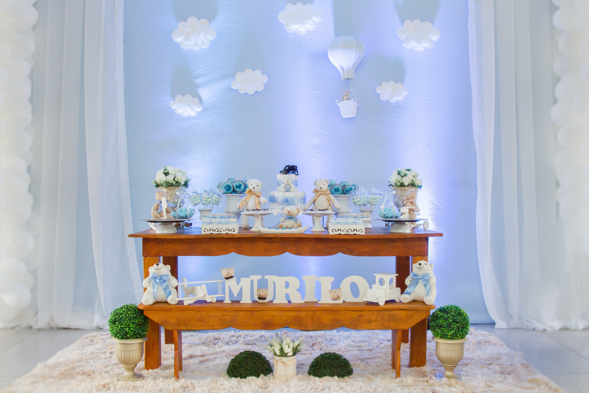 Uma foto aberta da decoração do chá de bebê, é tudo bem azul