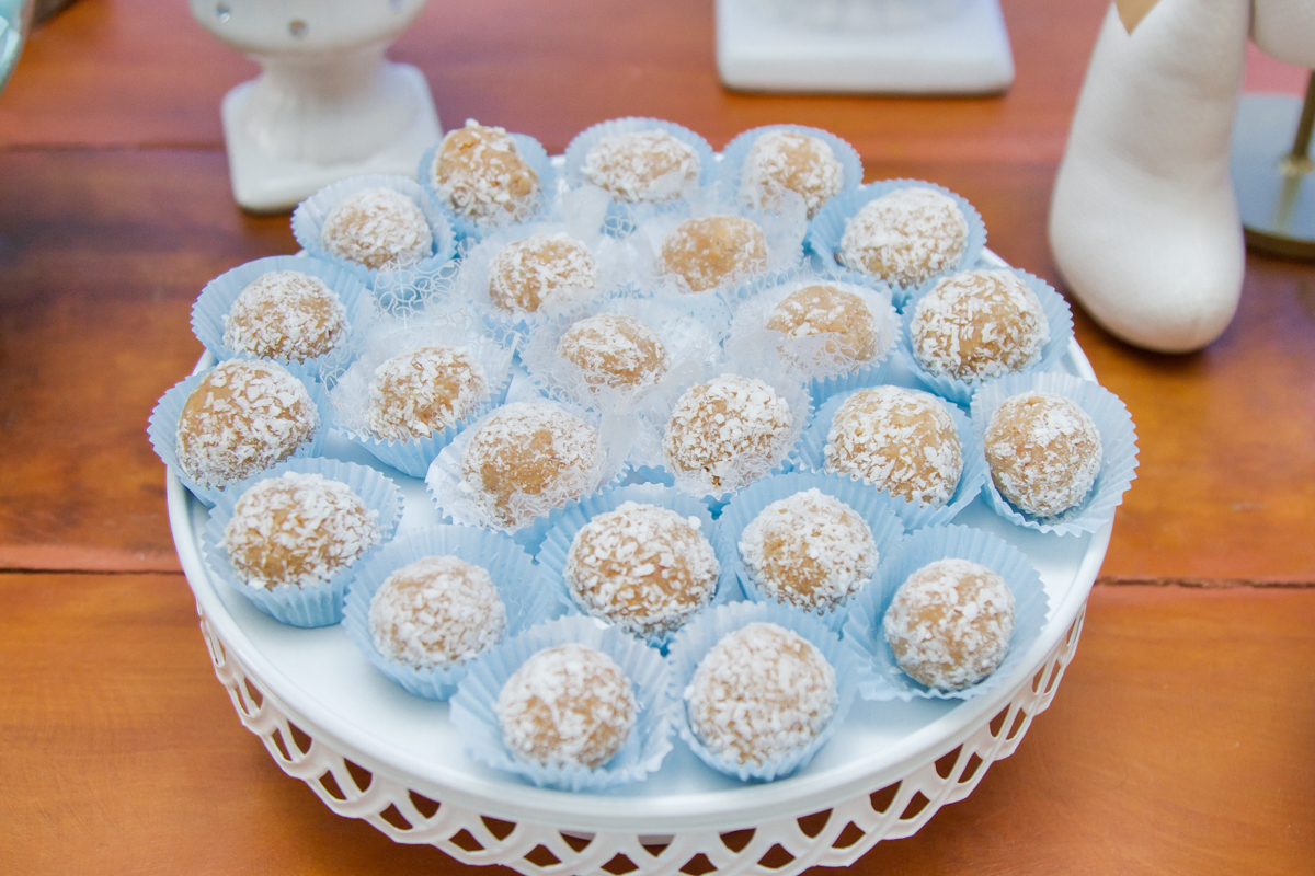 Docinho coberto com coco, não é beijinho mas também é uma delícia