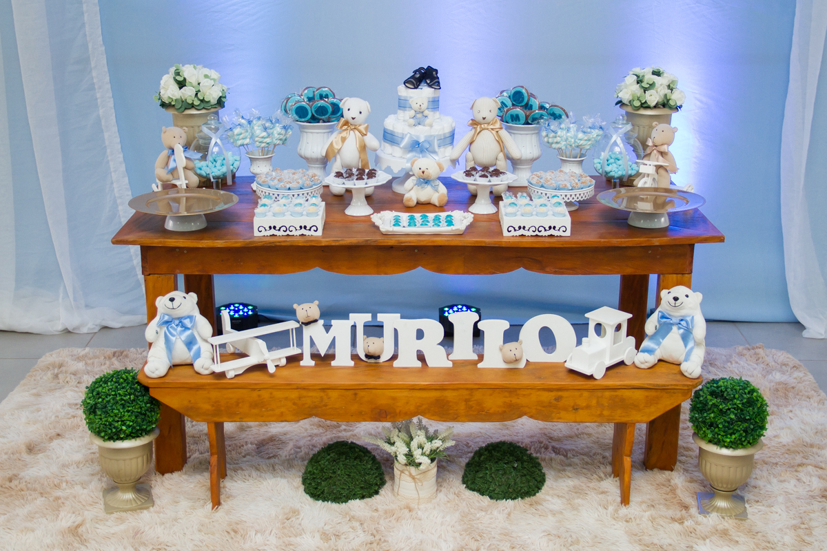 Foto mais próxima focando na mesa de doces do chá de bebê