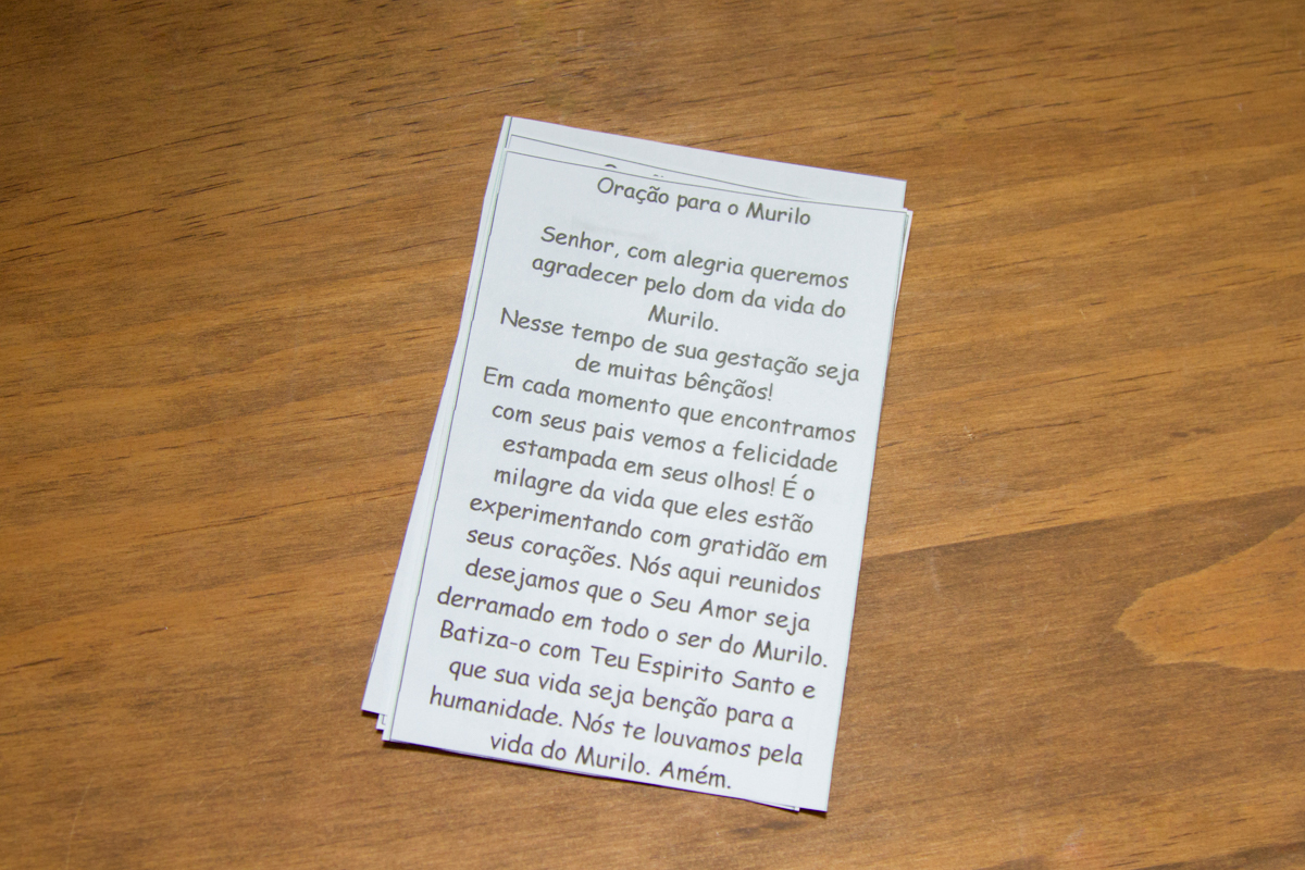 O papai e a mamãe do Murilo são muito religiosos e tem até uma oração para a chegada dele na mesa