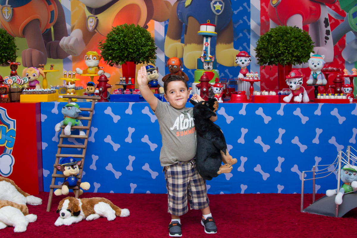 Math brincando com um dos cachorrinhos de pelúcia
