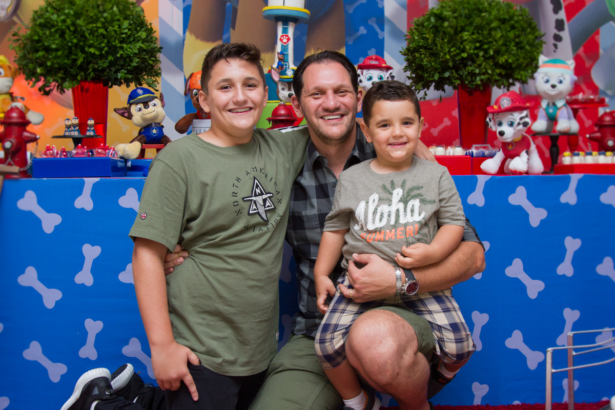 Math e o irmão com o papai