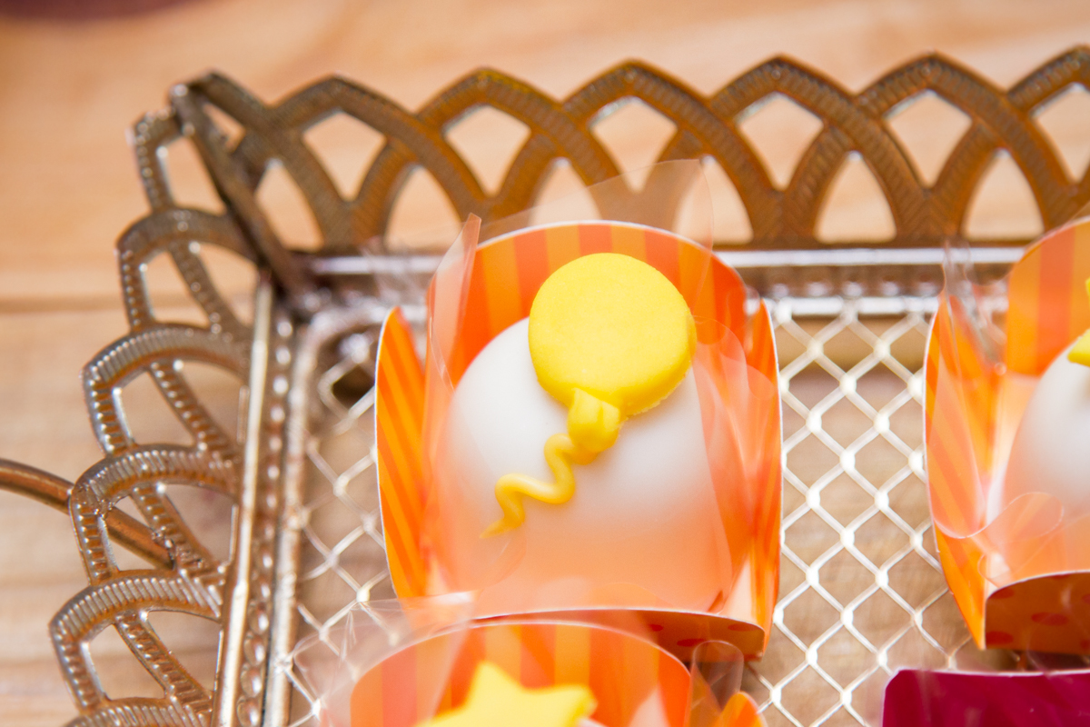 Close em um docinho que tem um balão em cima