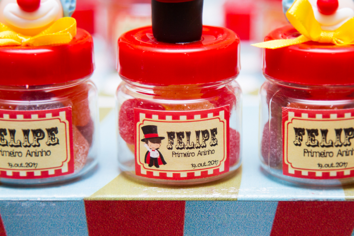 Foto de gominhas dentro de lindos potinhos de palhacinhos