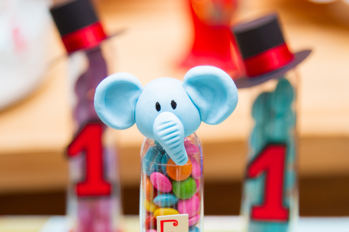 Close no elefante que está em cima do potinho de balinhas