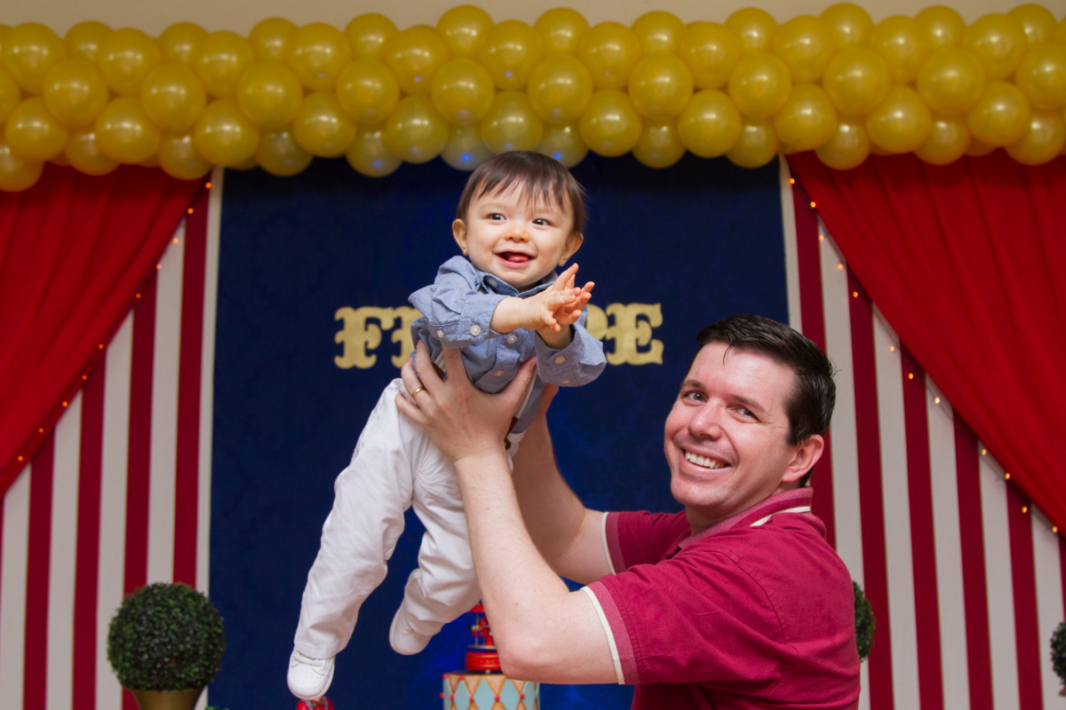 Foto do papai erguendo o Felipe 