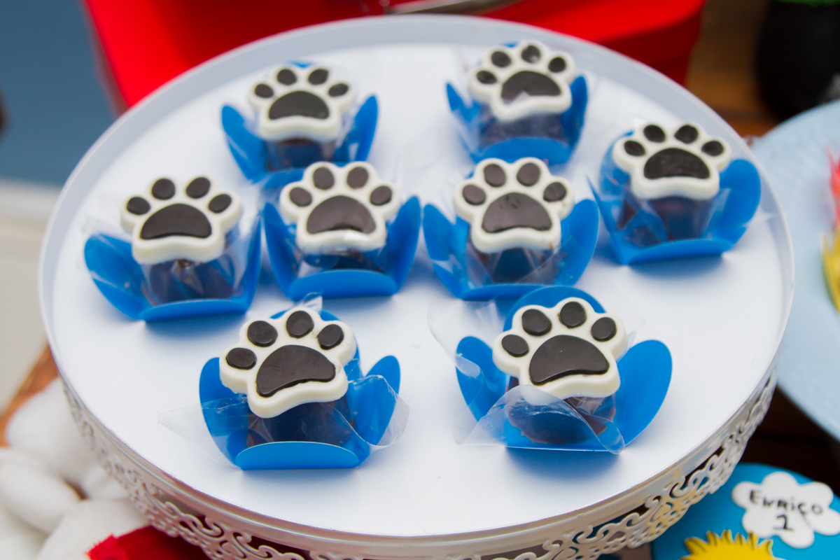 Docinhos com patinhas do Snoopy em cima