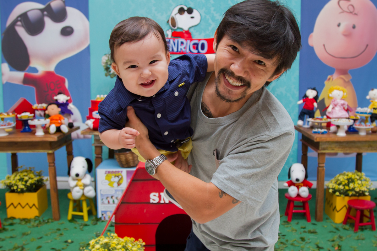 Foto do papai fazendo aviãozinho com o Enrico