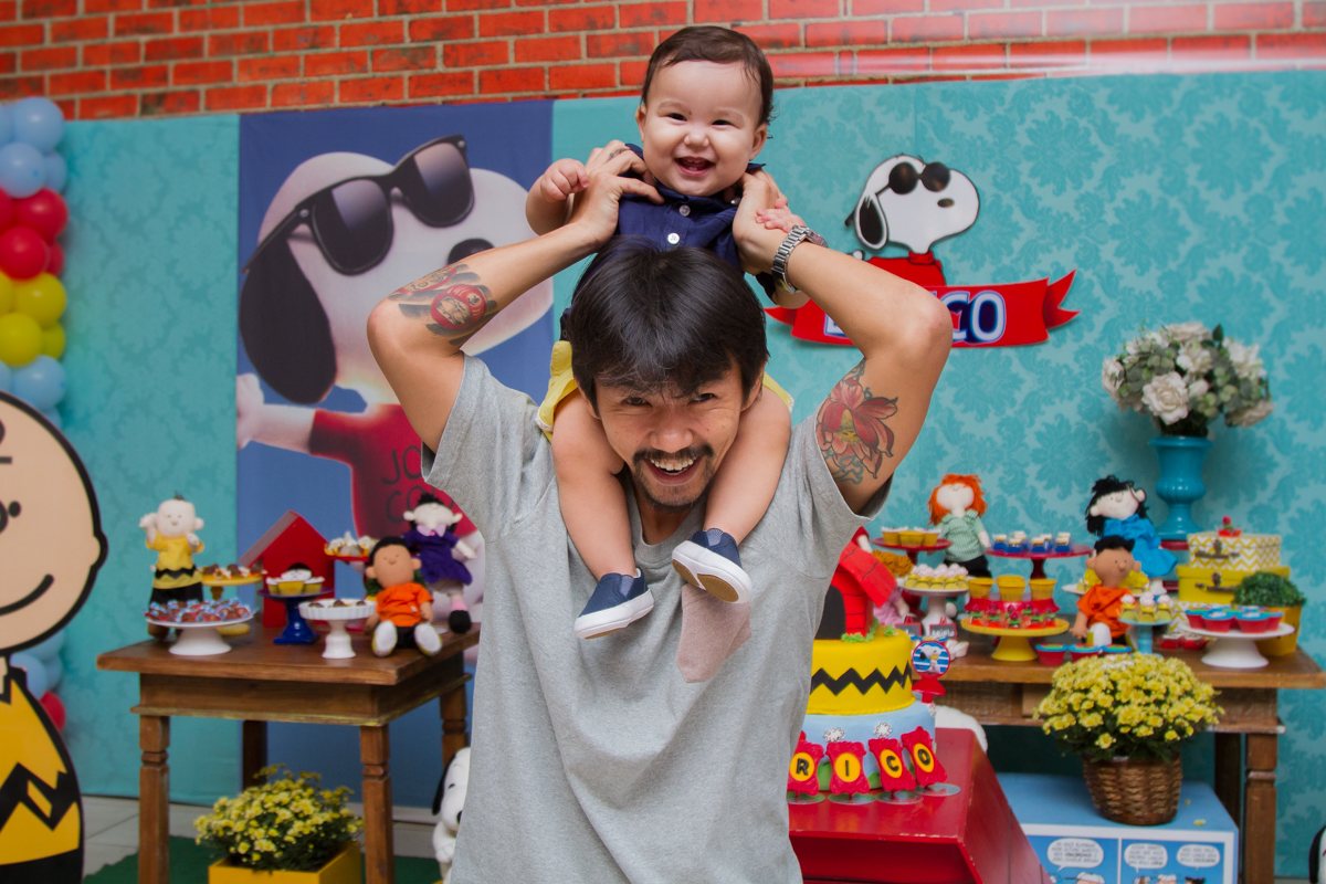 Agora o papai colocou o Enrico em cima dos ombros