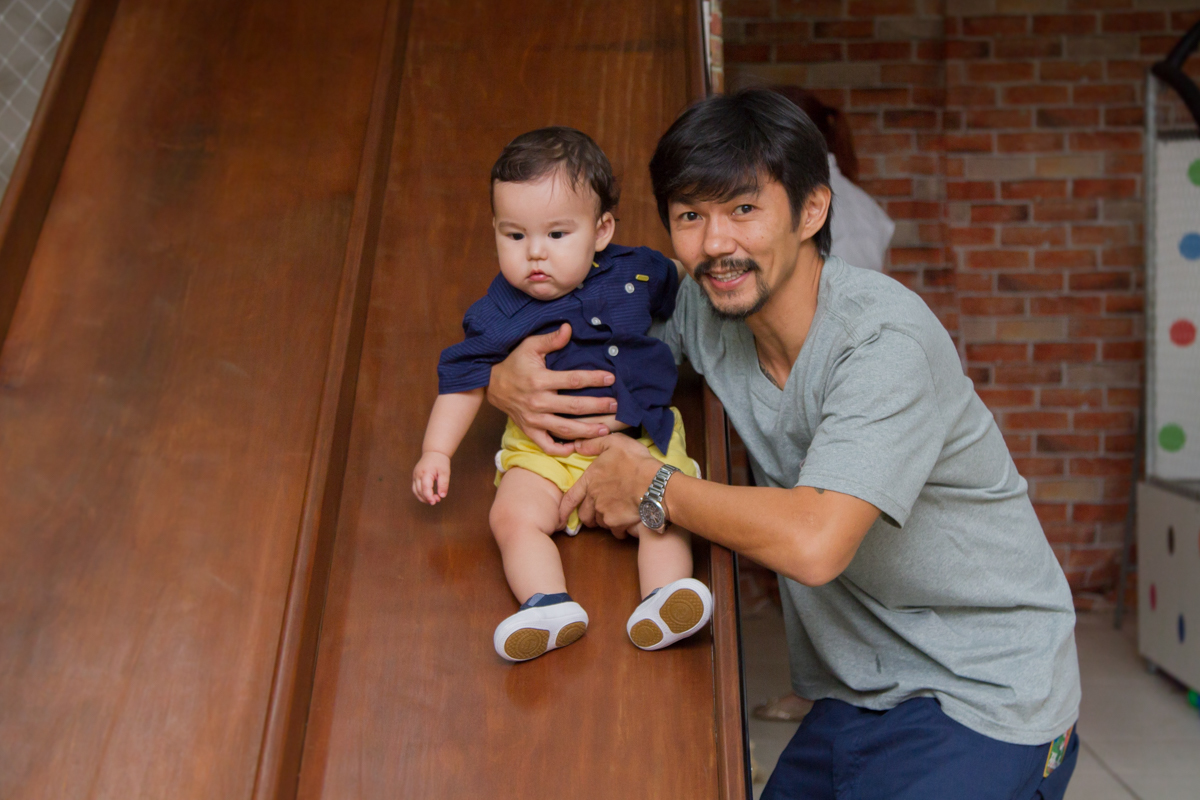 Agora é a vez do papai brincar com ele  em outro escorregador