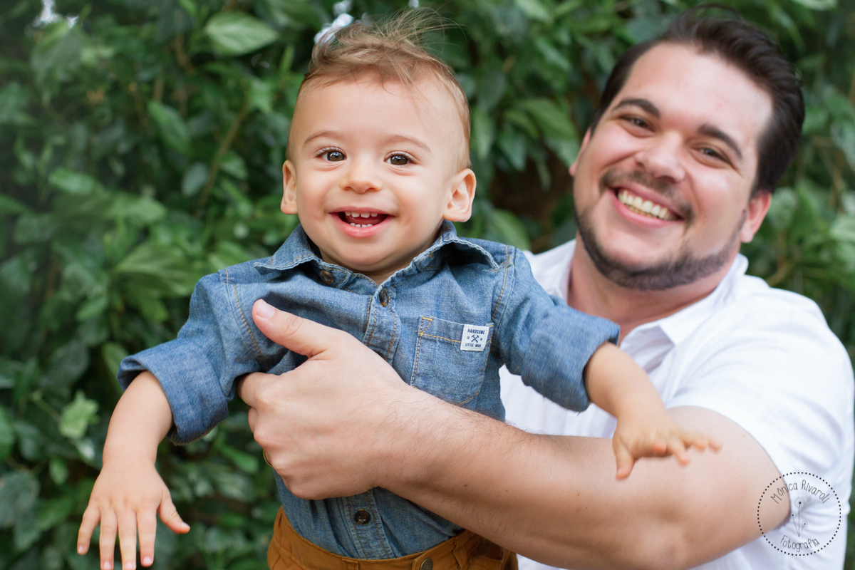 O papai Alberto, brinca com o Rafa de aviãozinho
