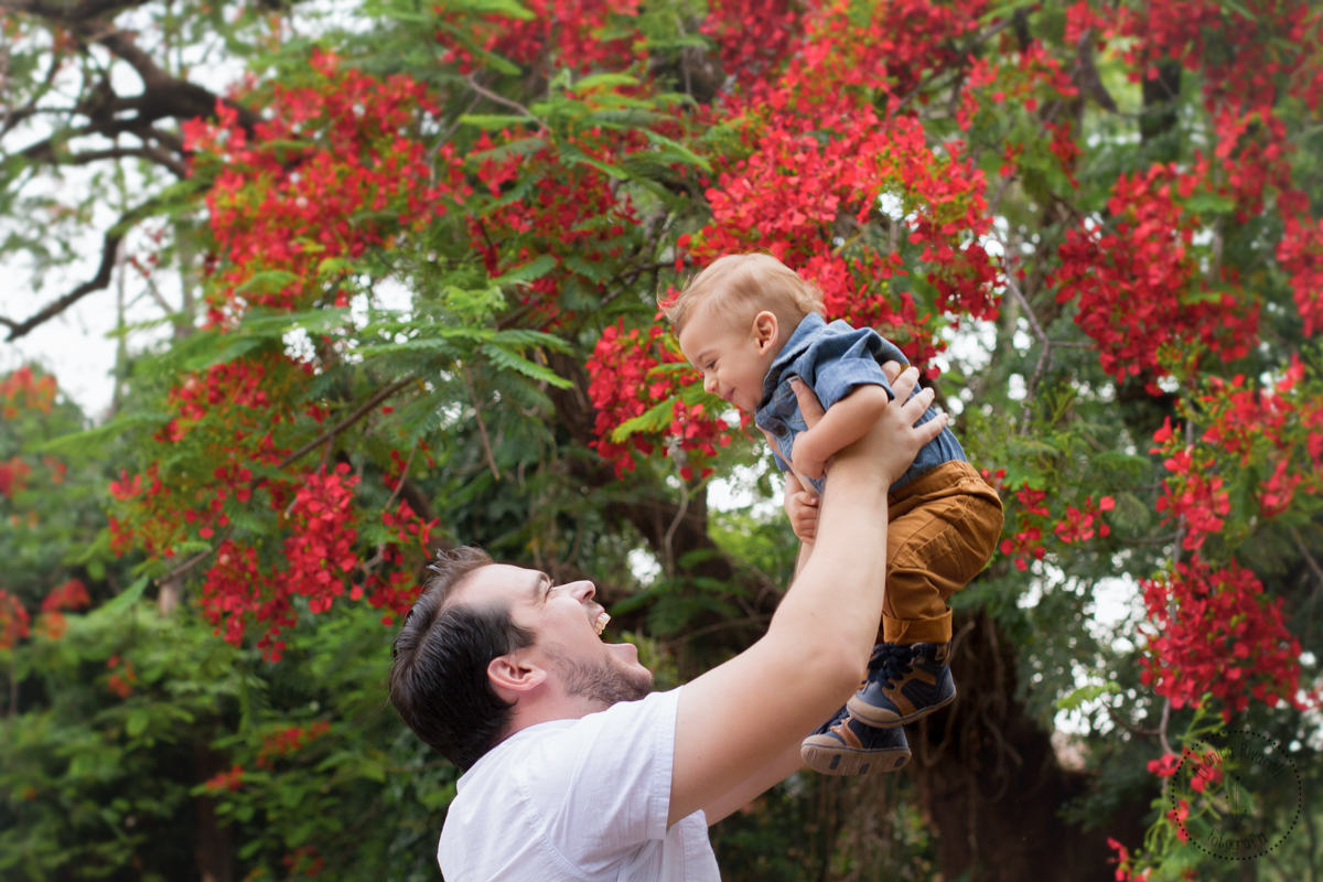 Aqui, o papai joga o Rafa para cima