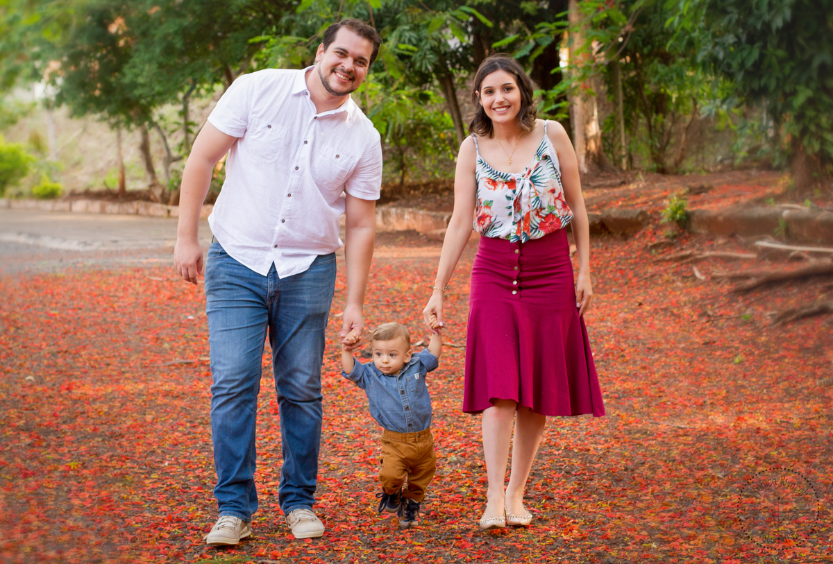 Dando os primeiros passinhos segurando a mão de mamãe e do papai