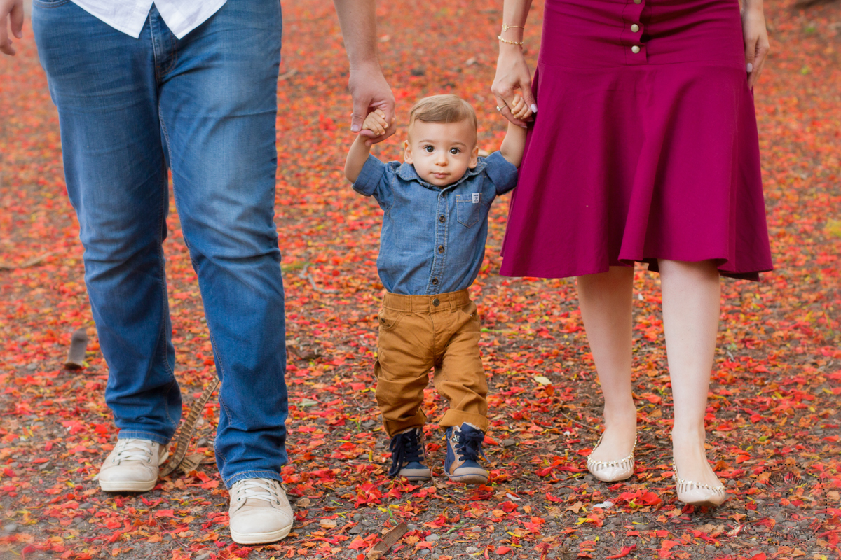 Uma foto mais fechada no Rafa andando de mãozinhas dadas