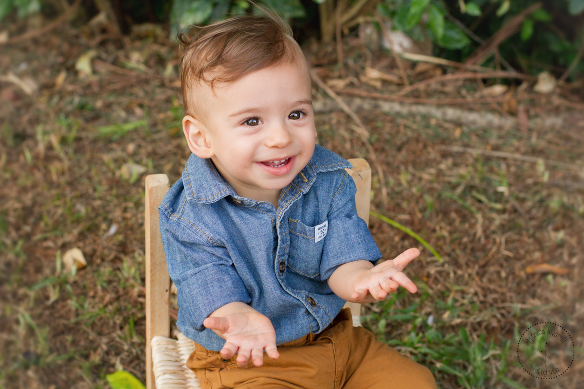 Nesta foto, ele faz um gesto expressando