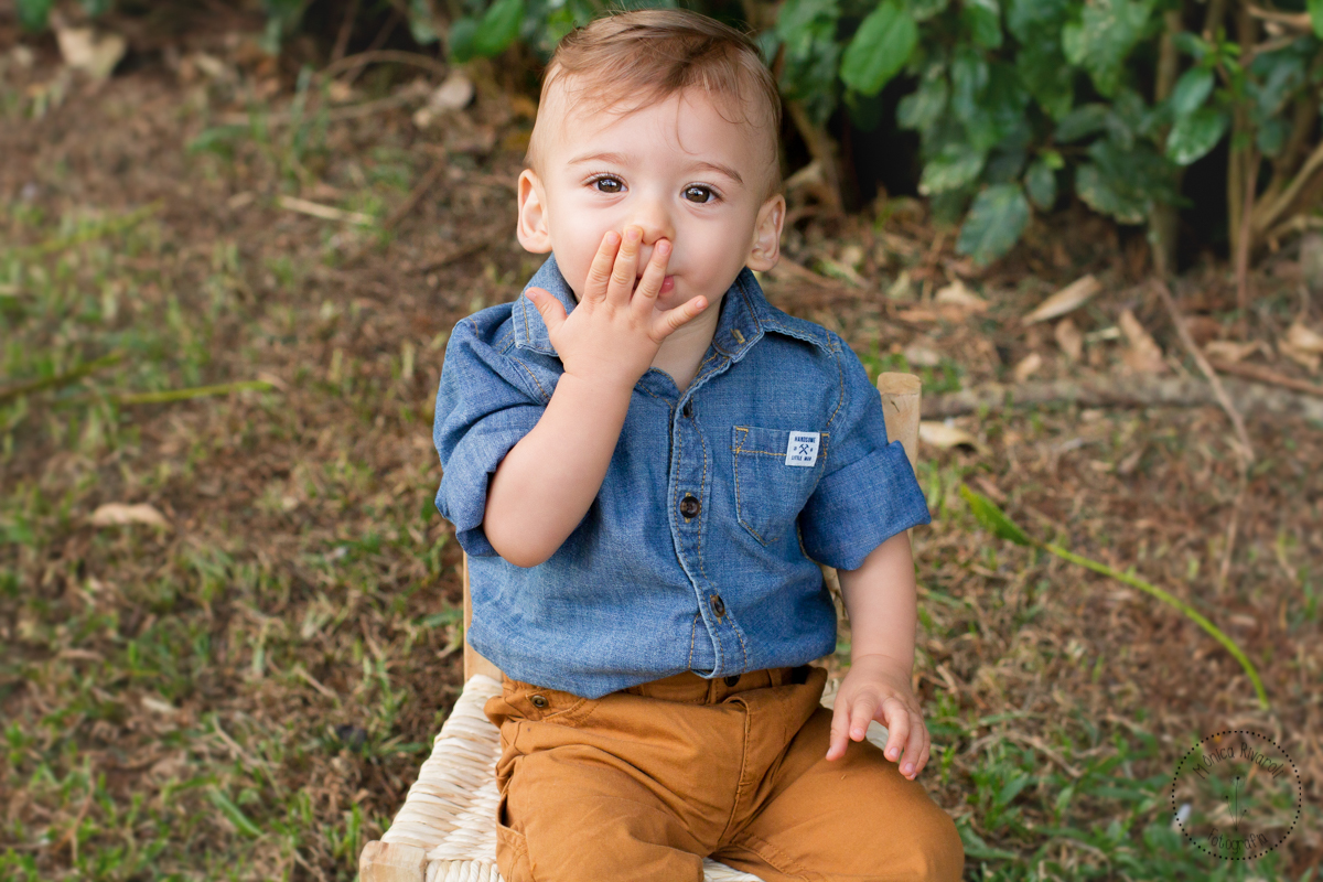 Ainda sentadinho na cadeirinha, ele manda um beijo para todo mundo