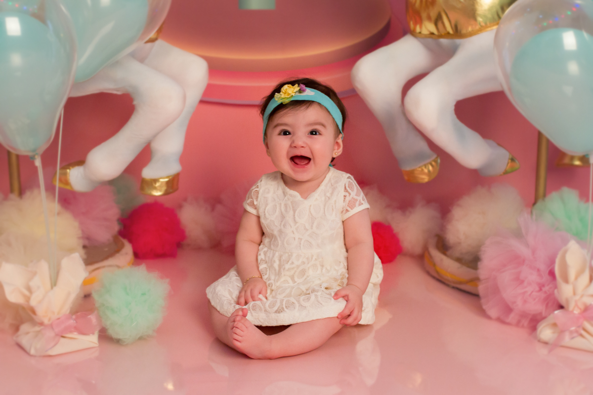 Foto mais de pertinho da Belle sentadinha no chão e sorrindo como sempre!